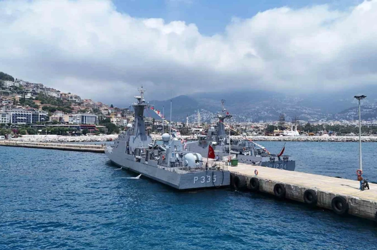 Alanya Limanı’nda savaş gemilerine yoğun ilgi 