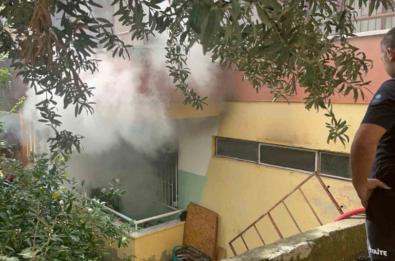 Alanya’da 4 katlı binadaki yangın korkuttu 