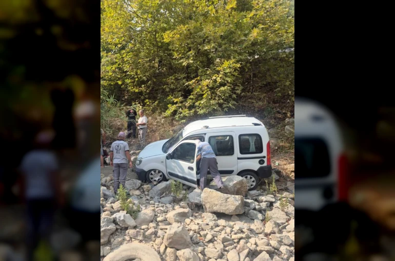 Alanya’da araç şarampole yuvarlandı: 3 yaralı