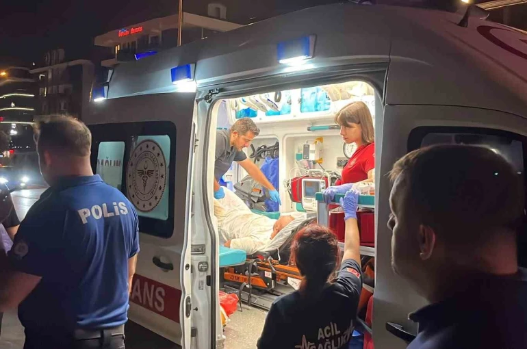 Alanya’da çatıya çıkan adamı polis ikna etti