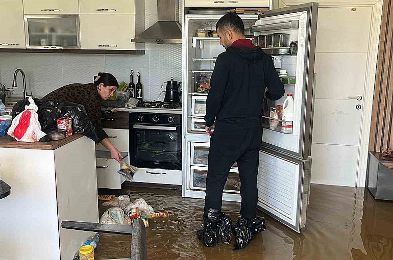 Alanya’da debi yükseldi, çay kenarındaki işletmeler sele kapıldı 