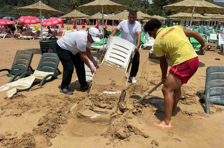 Alanya’da dev dalgalar şezlongları kuma gömdü