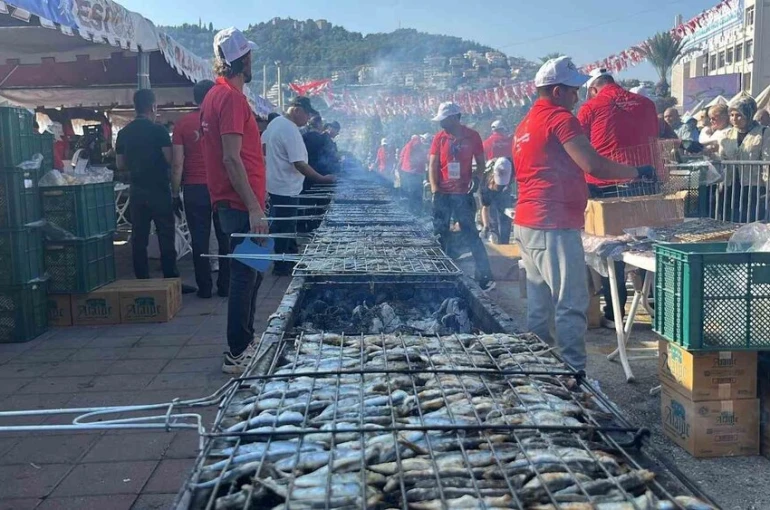 Alanya’da geleneksel hamsi festivali başladı 7 ton hamsi ücretsiz dağıtılacak 