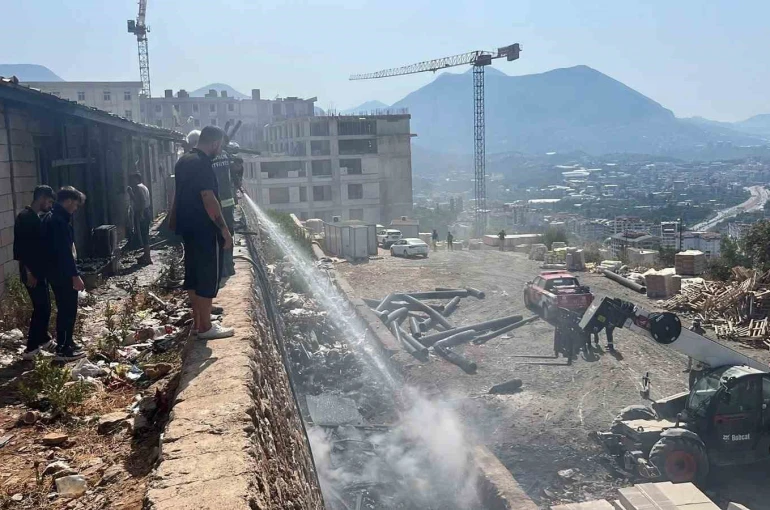 Alanya’da inşaat boruları alev aldı, yangın yatakhaneye sıçradı