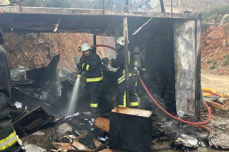 Alanya’da işçilerin kaldığı konteyner alevlere teslim oldu 