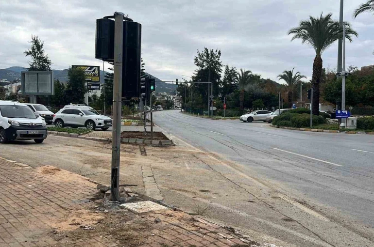 Alanya’da kamyon ile çarpışan genç motosikletli hayatını kaybetti 