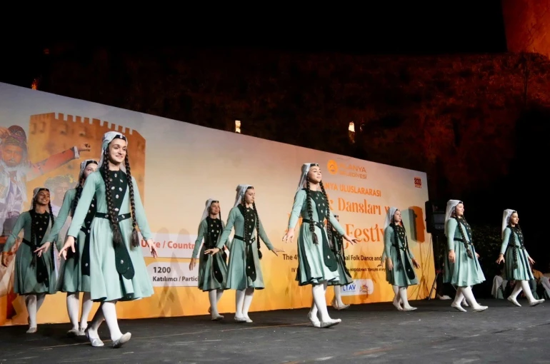 Alanya’da kültürleri buluşturan dans ve müzik şöleni başladı 