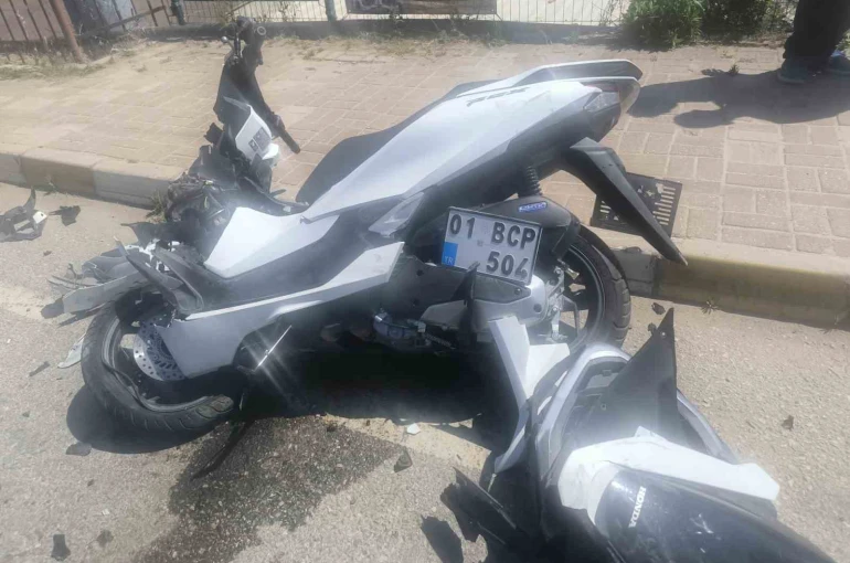Alanya’da minibüs ile motosiklet çarpıştı: 1’i ağır 2 yaralı 