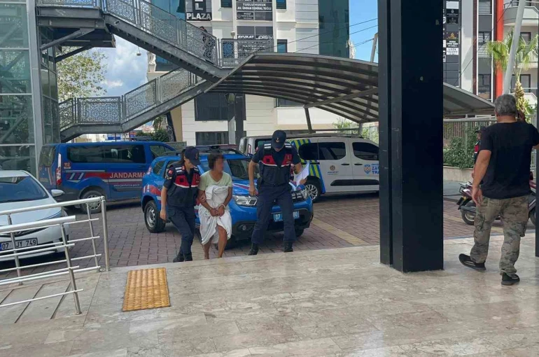 Alanya’da mobilya dükkanını ve minibüsü ateşe veren kadın tutuklandı 