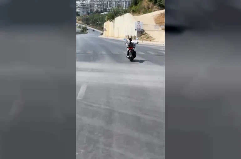 Alanya’da motosikletlinin tehlikeli hareketleri kamerada