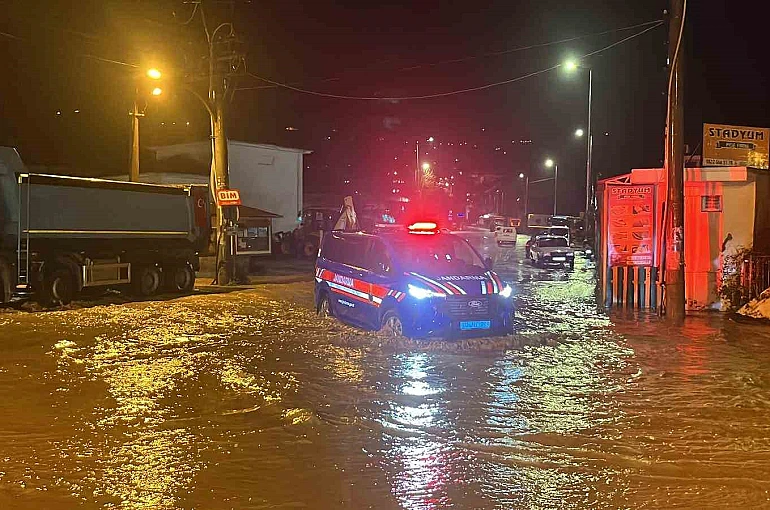 Alanya’da Oba çayı taştı, caddeler sular altında kaldı 