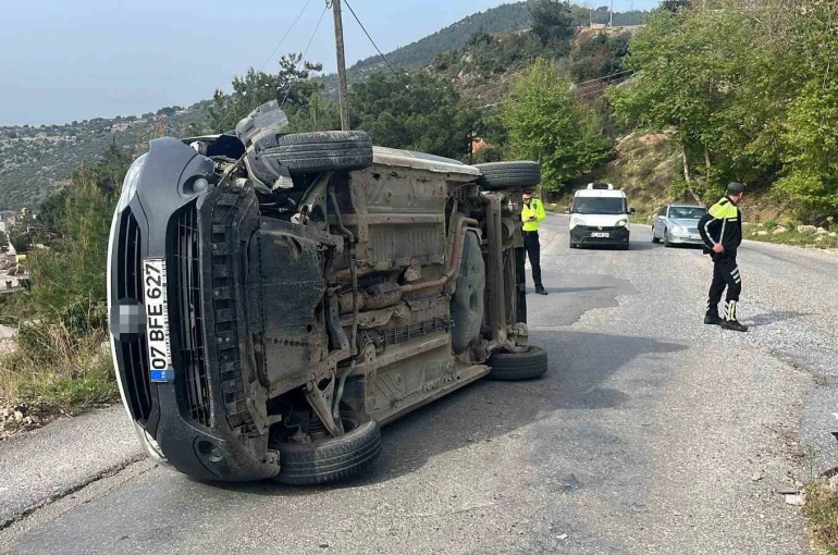Alanya’da refüje çarpan hafif ticari araç devrildi: 1 yaralı 