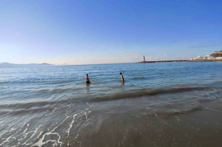 Alanya’da sabahın serinliğinde deniz keyfi 