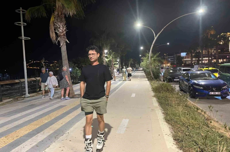 Alanya’da sahilde kaybolan çocuk, patenci Rus kadın sayesinde bulundu 