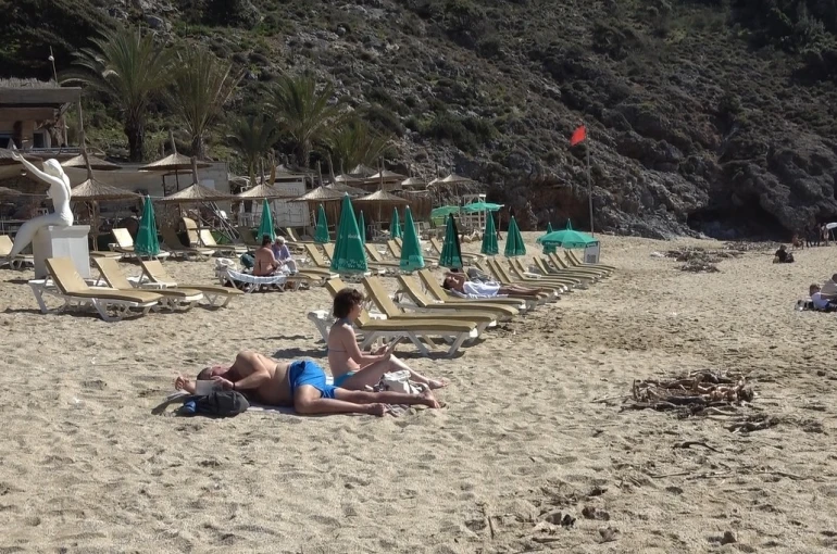 Alanya’da şubat ortasında deniz keyfi 