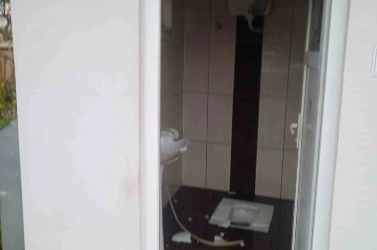 Alanya’da umumi tuvaletin camları ve seramiklerini kırdılar