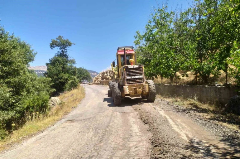 Alanya’nın kırsal yollarında yoğun mesai 