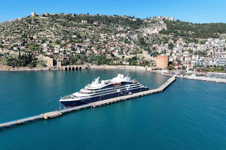 Alanya’ya Fransız bayraklı kruvaziyer demir attı 