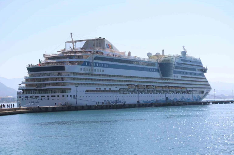 Alanya’ya lüks kruvaziyer ile 2 bin turist geldi 