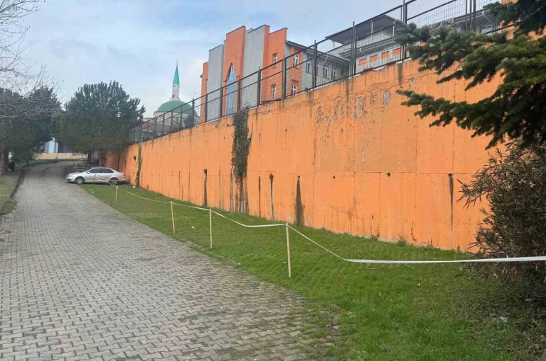 Alaplı TOKİ İlk ve Ortaokulu’nda istinat duvarında çökme tehlikesi 