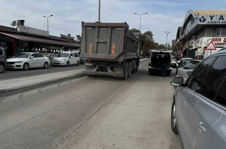 Alaplı’da ağır tonajlı kamyonlar yollarda çatlak oluşturdu 