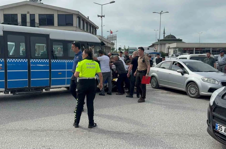 Alaplı’da minibüs, motosiklete çarptı 1 yaralı