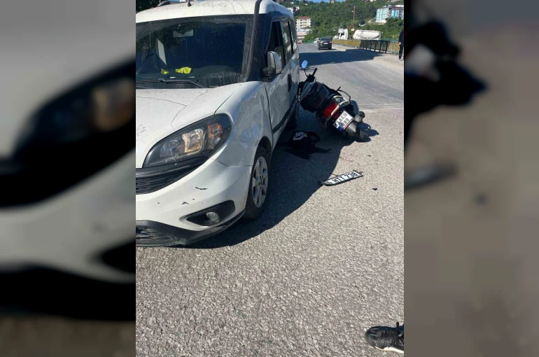 Alaplı’da zincirleme kaza; Motosikletteki 2 kişi yaralandı 