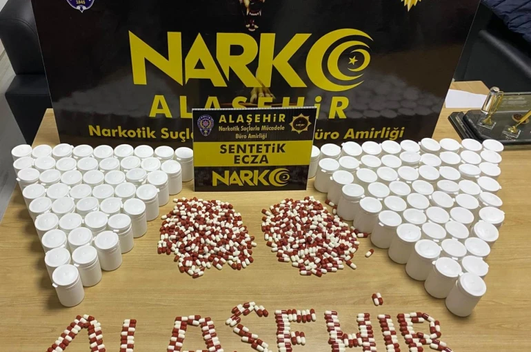 Alaşehir’de araçta binlerce sentetik ecza ele geçti: 2 tutuklama 