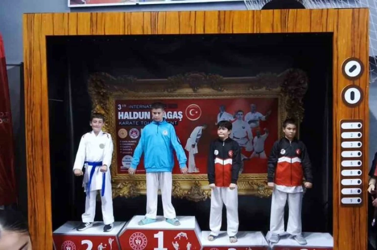 Alaşehirli karateciler Denizli’den madalyalarla döndü 