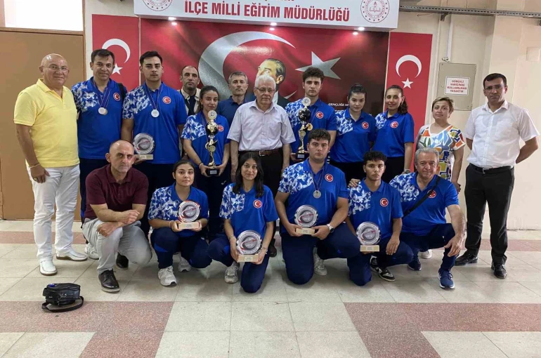 Alaşehirli şampiyonlar Avrupa’dan kupalarla döndü 