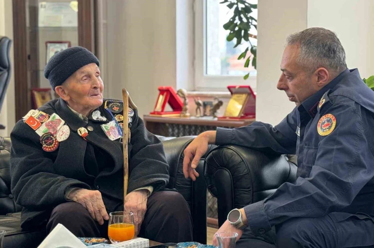 Albay Vanlı, 91 yaşındaki şehit babasını kapıda karşılayıp makamında ağırladı 