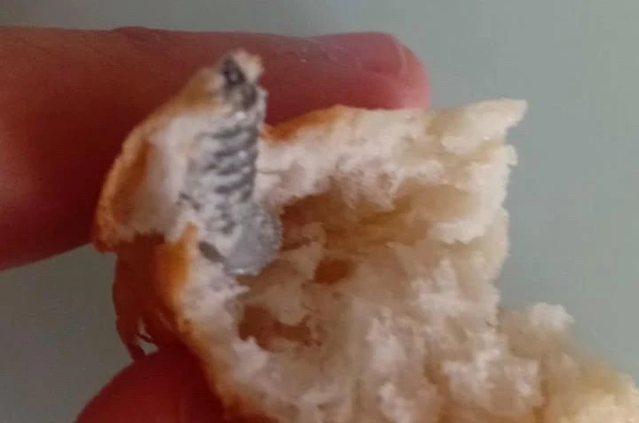 Aldığı ekmeğin içerisinden vida çıktı 