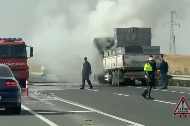 Alev alan tır, söndürüldü