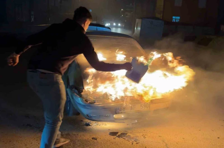 Alev alev yanan araca antifriz döküp söndürmeye çalıştı