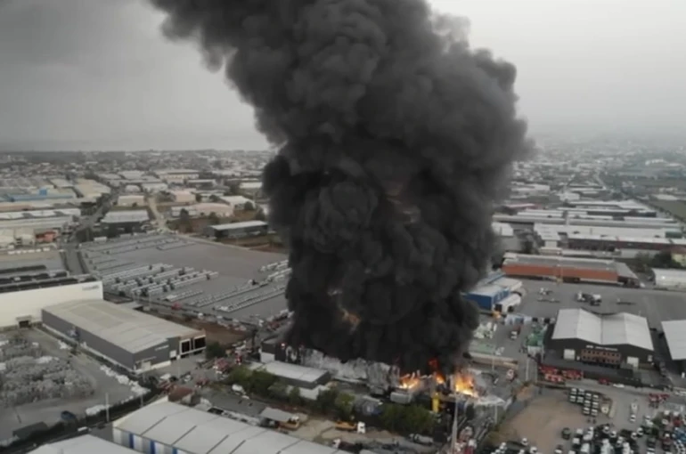 Alev alev yanan lojistik deposu havadan görüntülendi