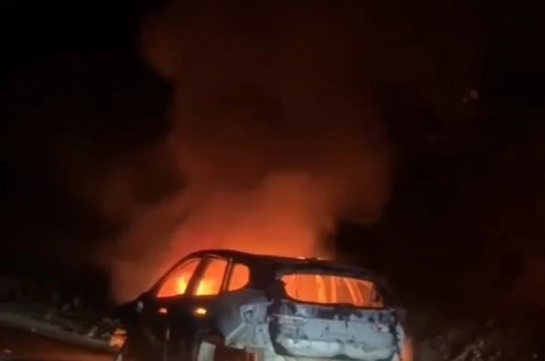 Alev alev yanan otomobil kullanılamaz hale geldi 