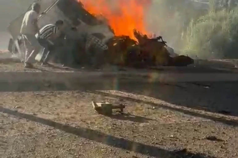 Alev alev yanan tırın sürücüsünü vatandaşlar böyle kurtardı 