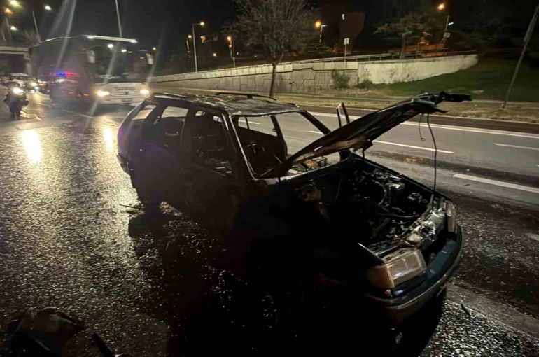 Alev topuna dönen otomobil küle oldu, sürücünün vücudunda yanıklar oluştu 