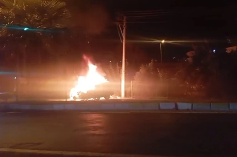 Alev topuna dönen otomobil kullanılamaz hale geldi 