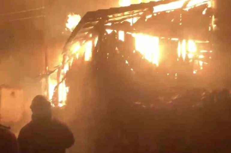 Alevlere teslim olan 3 ev küle döndü 