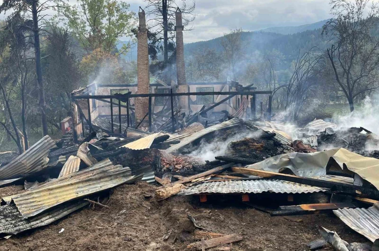 Alevlere teslim olan ahşap ev küle döndü 