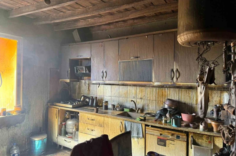 Alevlere teslim olan ev kullanılmaz hale geldi 