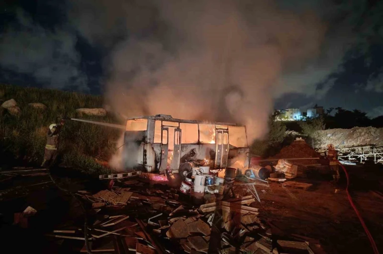 Alevlere teslim olan konteyner ve minibüs kullanılmaz hale geldi 