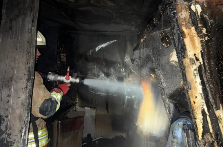 Alevlere teslim olan konteyner yanarak kullanılamaz hale geldi 