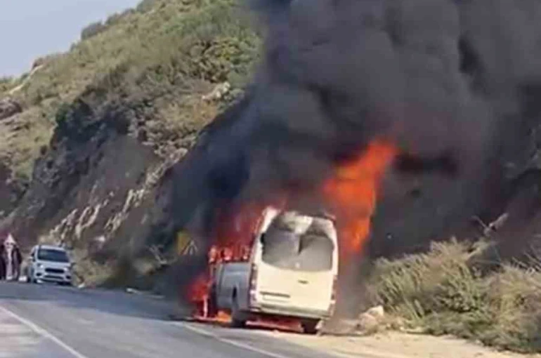 Alevlere teslim olan minibüs kullanılmaz hale geldi