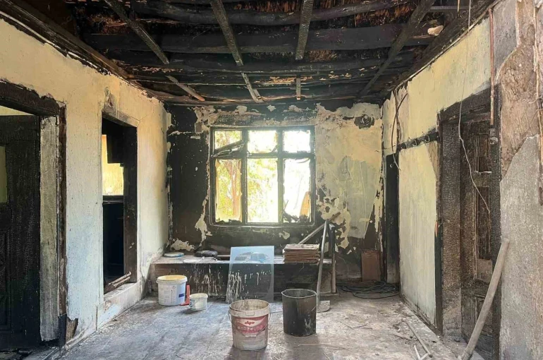 Alevlerin geride bıraktığı acı tablo: Evi yanan acılı baba uzatılacak yardım elini bekliyor 
