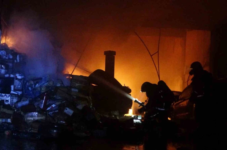 Alevlerin sardığı işyerindeki araçları kurtarmak için seferber oldular 