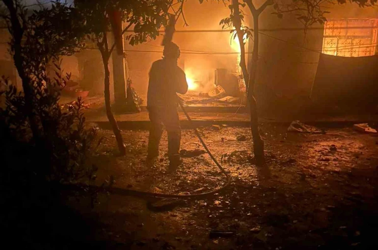 Alevlerin yükseldiği evde mahsur kalan kediyi itfaiye kurtardı