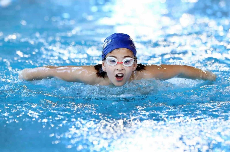 Aliağa Belediyesi’nin yüzme havuzları İzmir’de sporun merkezi oldu 