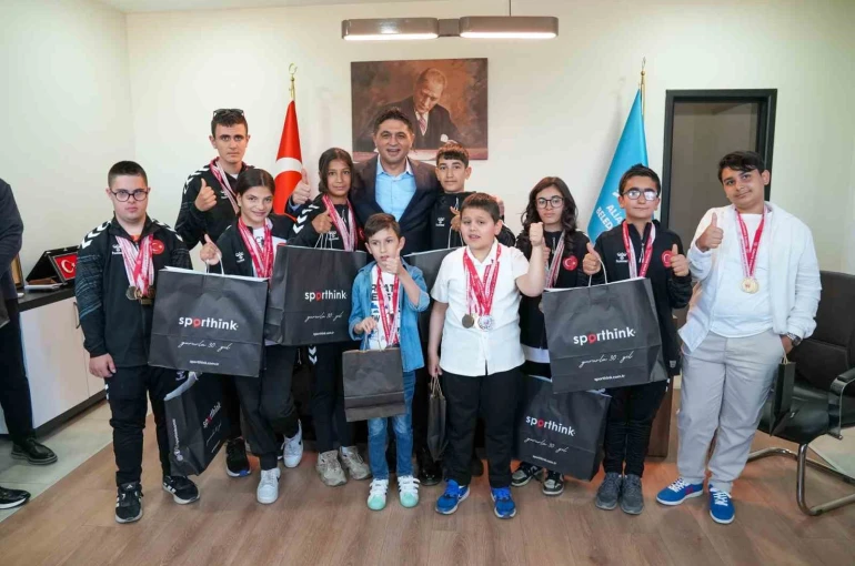 Aliağa’nın özel sporcularından atletizm ve yüzmede büyük başarı 